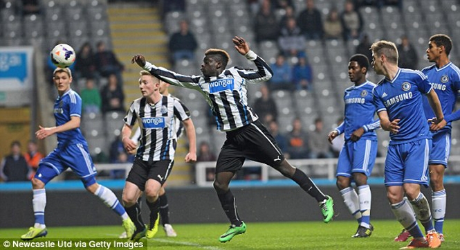 Video bóng đá: Bàn thắng tái hiện 'bàn tay của chúa' của sao trẻ Newcastle